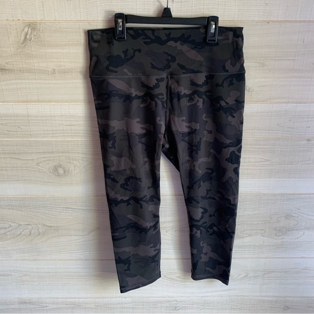 Zyia Active Forest Camo Luxe Hi-Rise Capri Leggings 20”